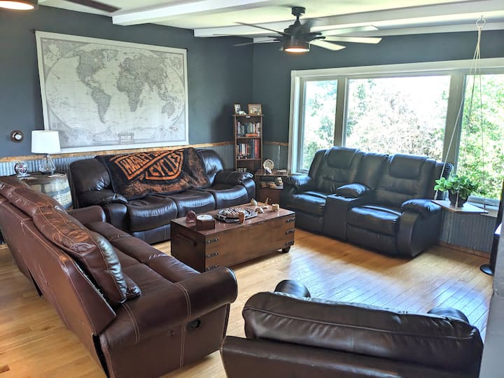 pre 9 osôb s 5 ležadlami a jednou vysúvacou manželskou posteľou. na spanie pre ďalšie 2 osoby.