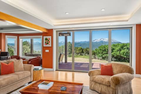 Lovely contemporary home, sleeps 10