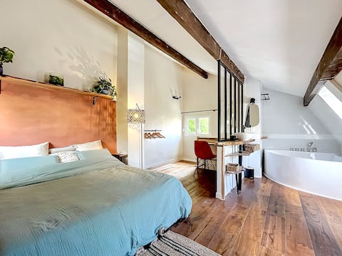 Cocooning house with a hot tub and terrace