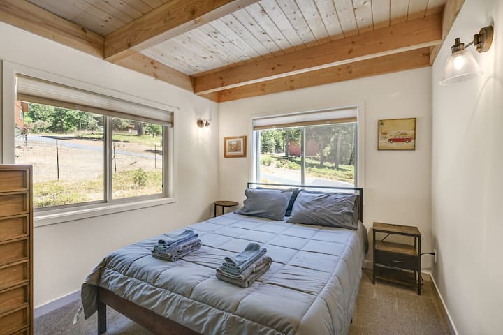 1 letto matrimoniale, armadio con grucce e cassettiera