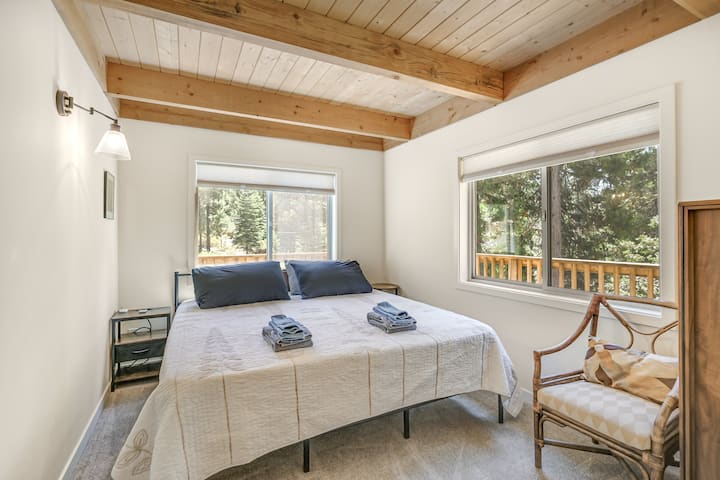 1 letto king size, armadio con grucce e cassettiera