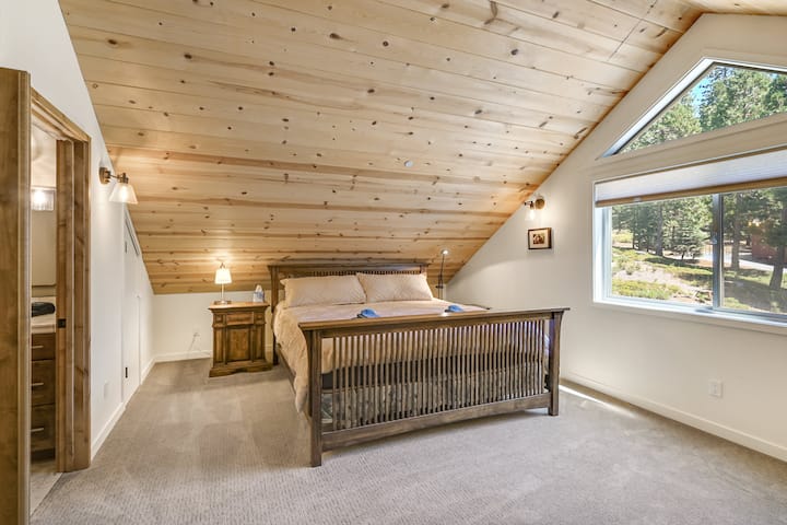 Master suite Letto matrimoniale grande con bagno privato, armadio con appendiabiti e cassettiera