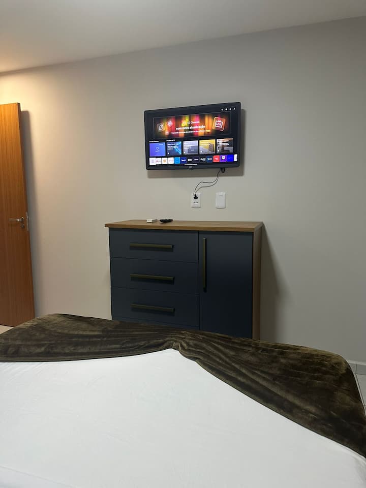 סוויטה עם מיטה זוגית, טלוויזיה חכמה, מיזוג אוויר ורהיטים לאחסון בגדים וכו'