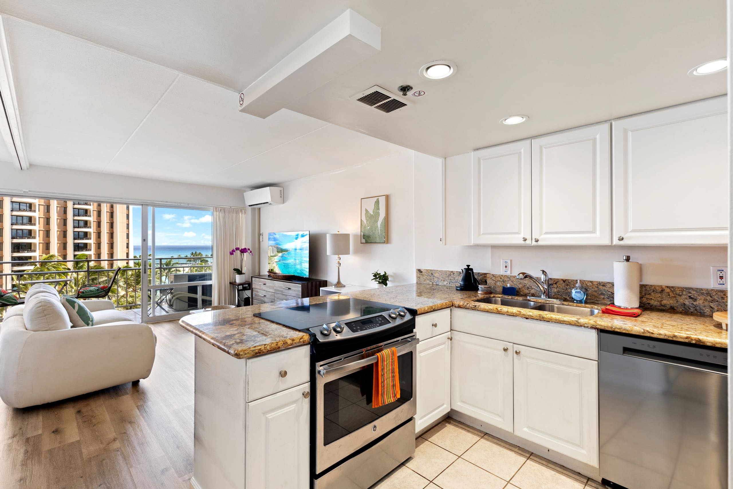 Condo in Honolulu · ★4.84 · 1 bedroom · 3 beds · 1 private bath - Image 5