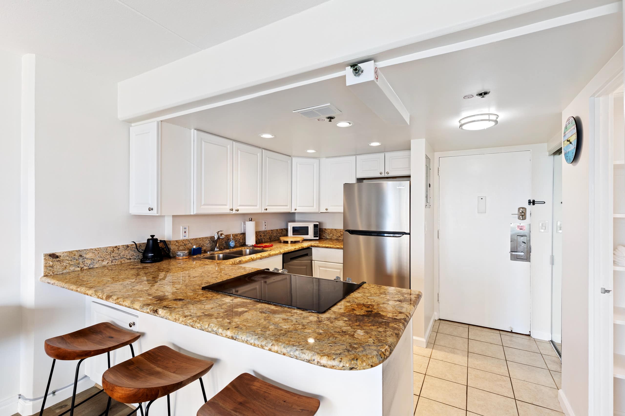 Condo in Honolulu · ★4.84 · 1 bedroom · 3 beds · 1 private bath - Image 6