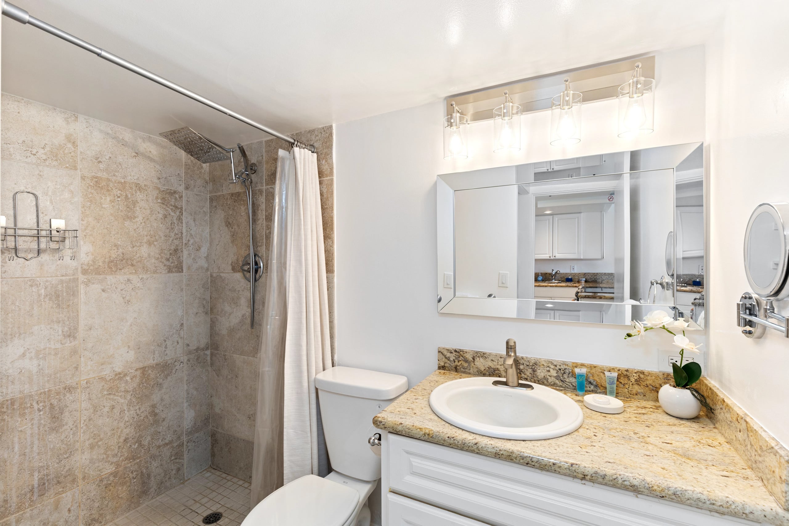 Condo in Honolulu · ★4.84 · 1 bedroom · 3 beds · 1 private bath - Image 10
