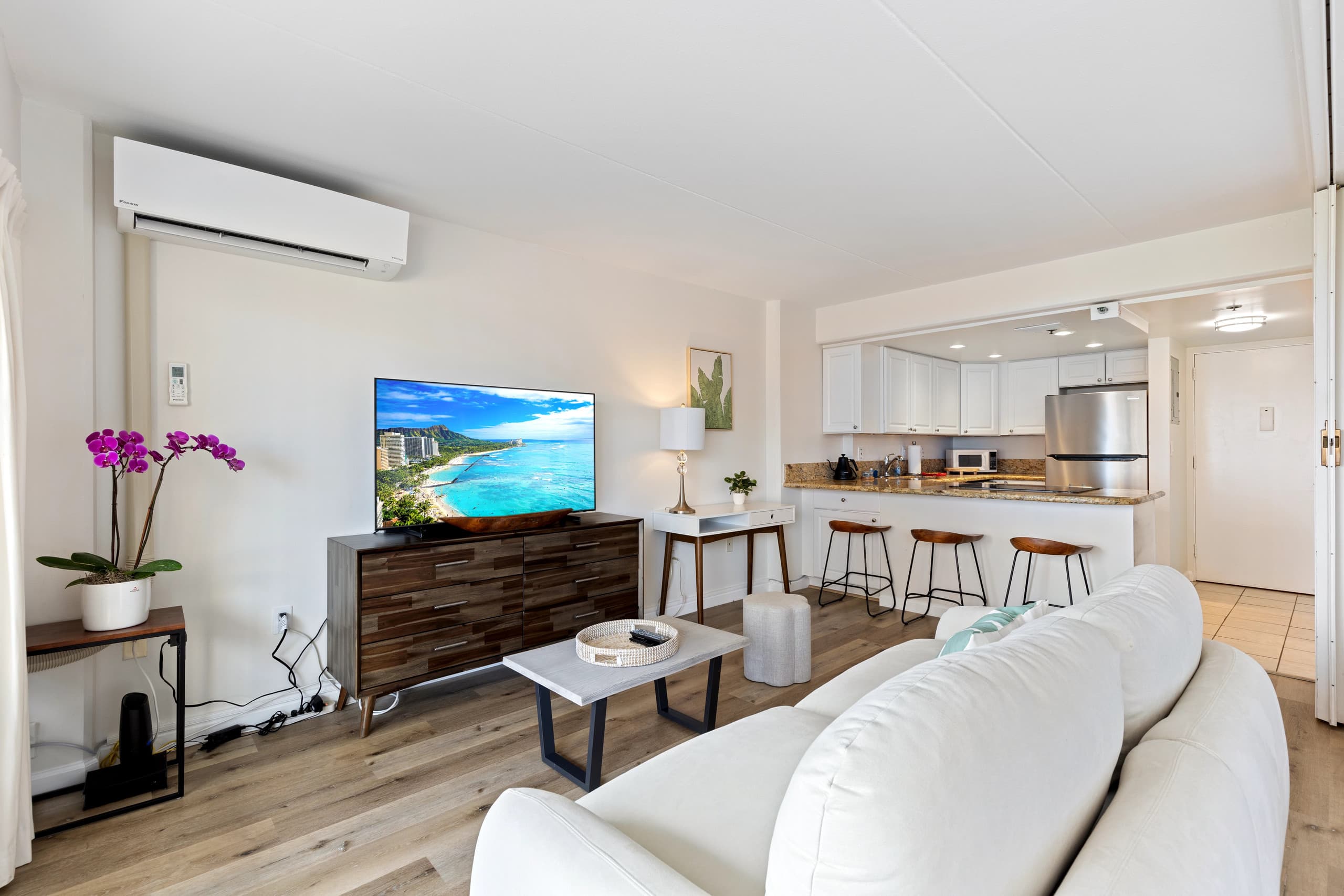 Condo in Honolulu · ★4.84 · 1 bedroom · 3 beds · 1 private bath - Image 3