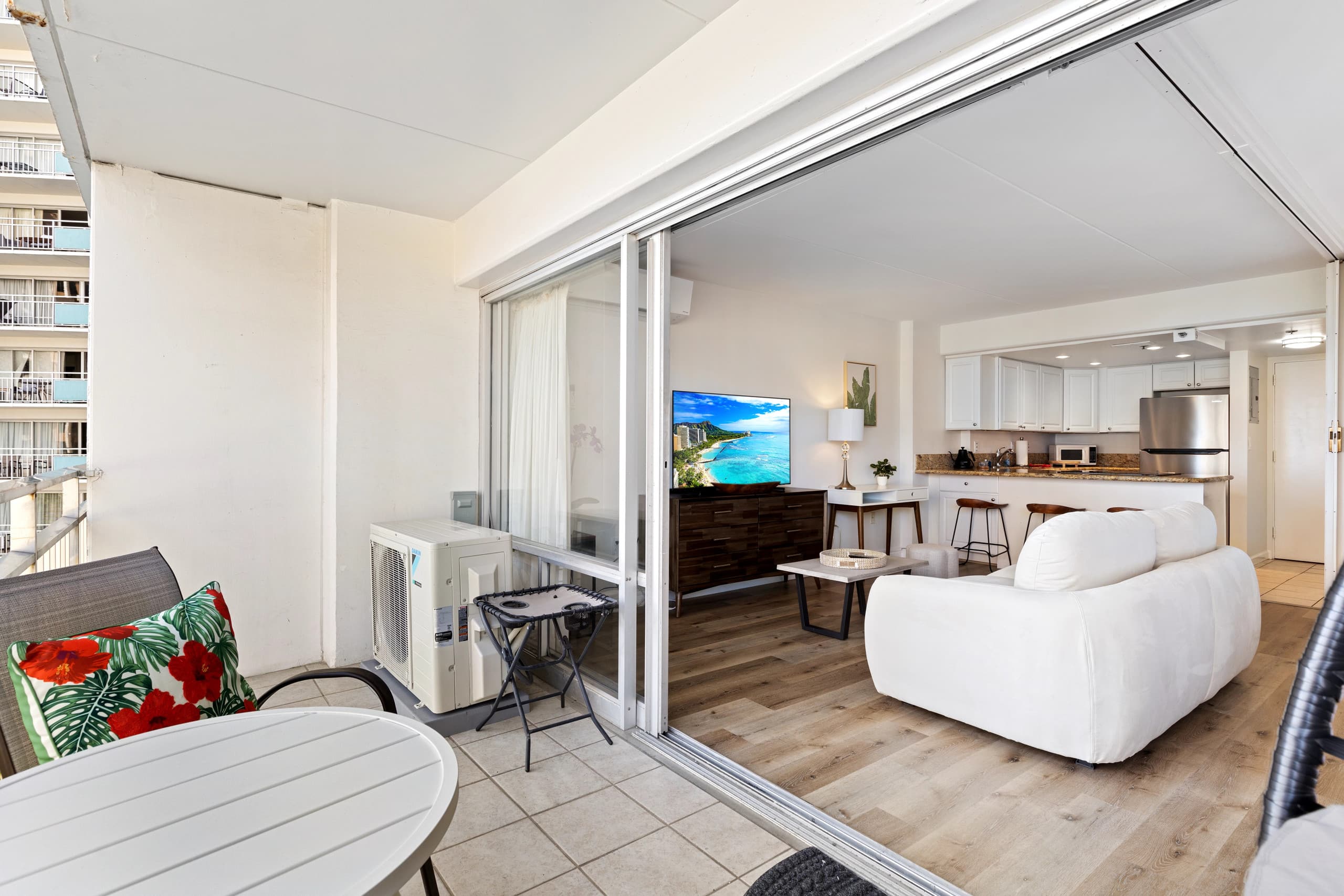 Condo in Honolulu · ★4.84 · 1 bedroom · 3 beds · 1 private bath - Image 4