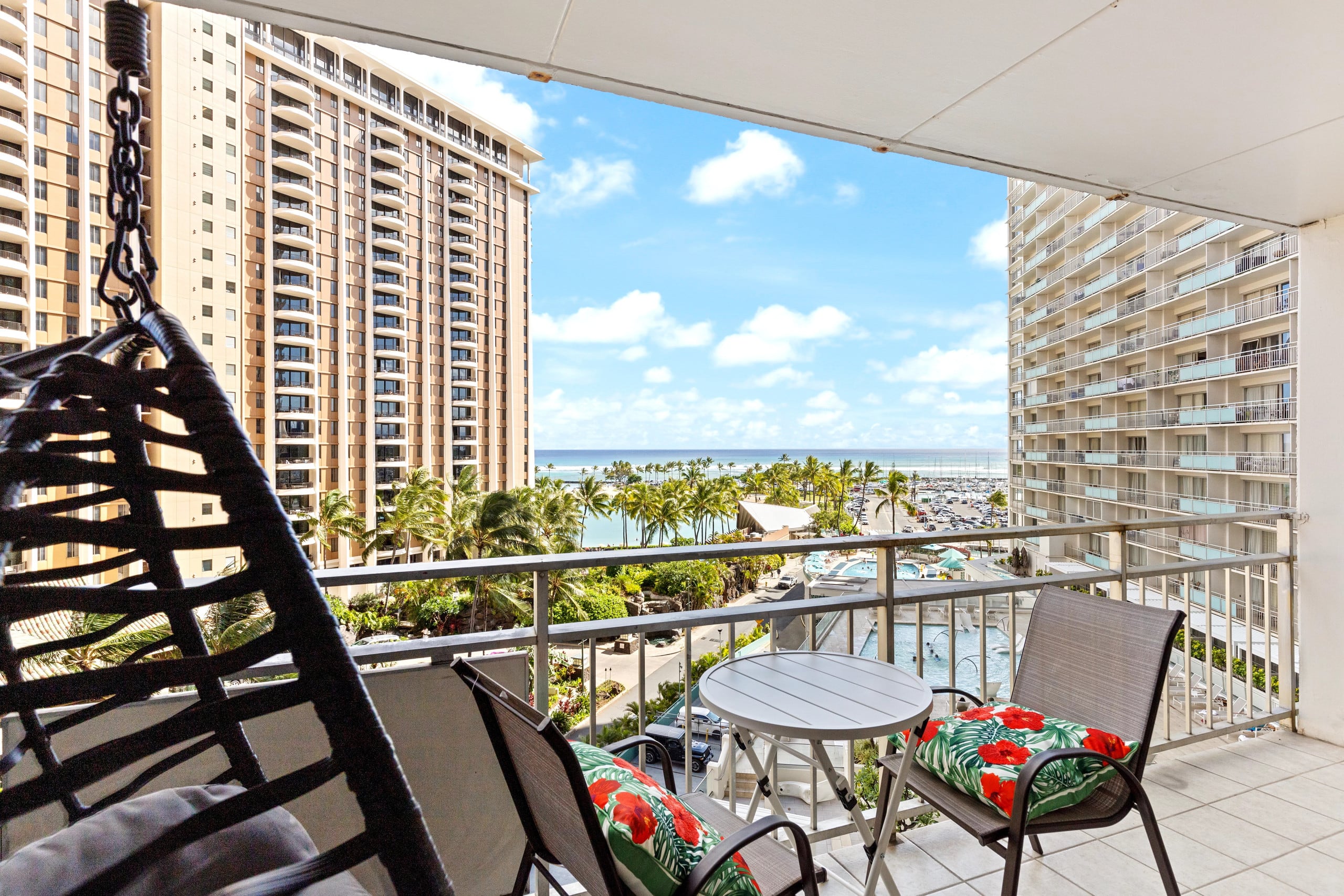 Condo in Honolulu · ★4.84 · 1 bedroom · 3 beds · 1 private bath - Image 11
