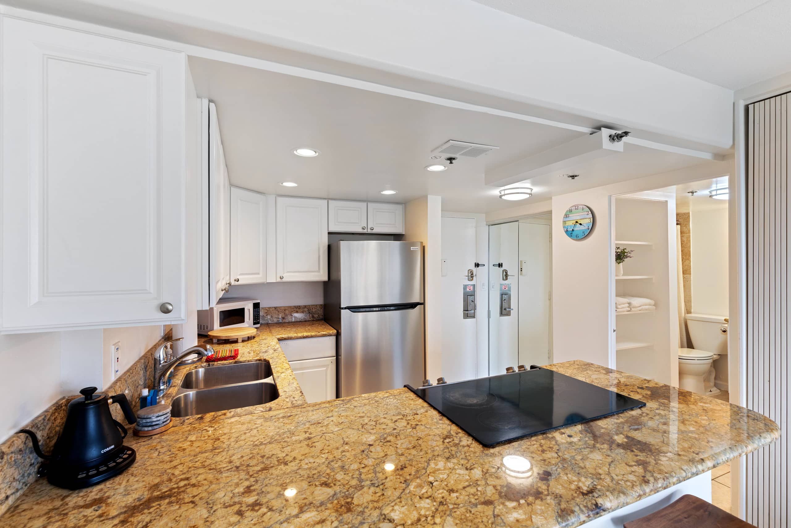 Condo in Honolulu · ★4.84 · 1 bedroom · 3 beds · 1 private bath - Image 7
