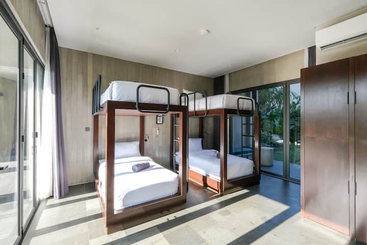 Soba s 4 kreveta na kat s ormarićem koji se može zaključati, kupaonicom i pristupom stražnjem vrtu s prostorom za sjedenje 