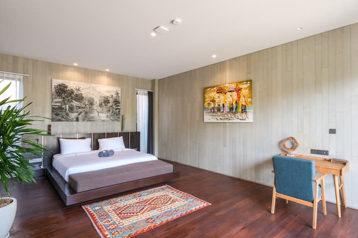 Bračni krevet koji se na zahtjev može razdvojiti u dva odvojena ležaja, radni prostor, vješalica za odjeću i kupaonica. 