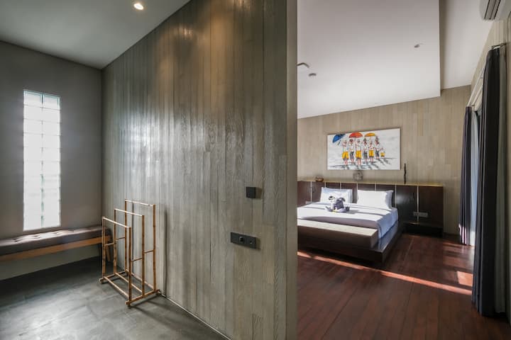 Bračni krevet koji se na zahtjev može razdvojiti u dva odvojena ležaja, dodatni jednostruki krevet, radni prostor, garderoba i prostor za pohranu koji se može zaključati, kupaonica s kadom, pristup stražnjem vrtu s prostorom za sjedenje. 