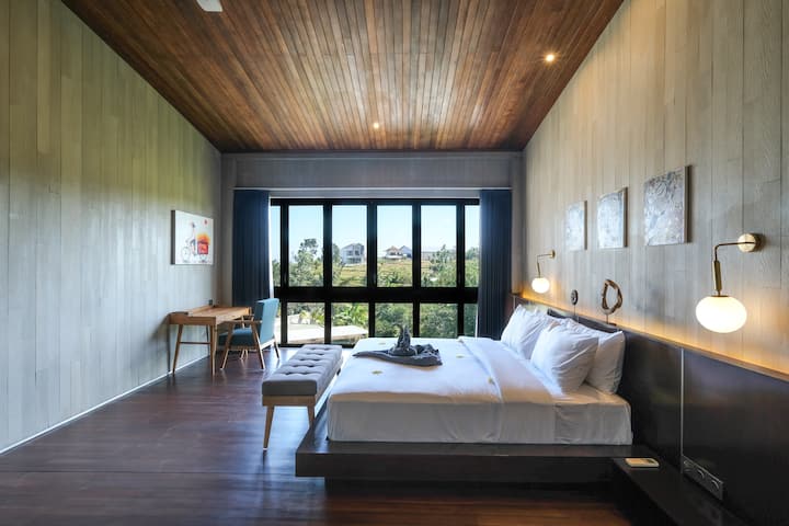 Bračni krevet koji se na zahtjev može razdvojiti u dva odvojena ležaja, dodatni jednostruki krevet, kupaonica u sobi i prostor za pohranu koji se može zaključati. 