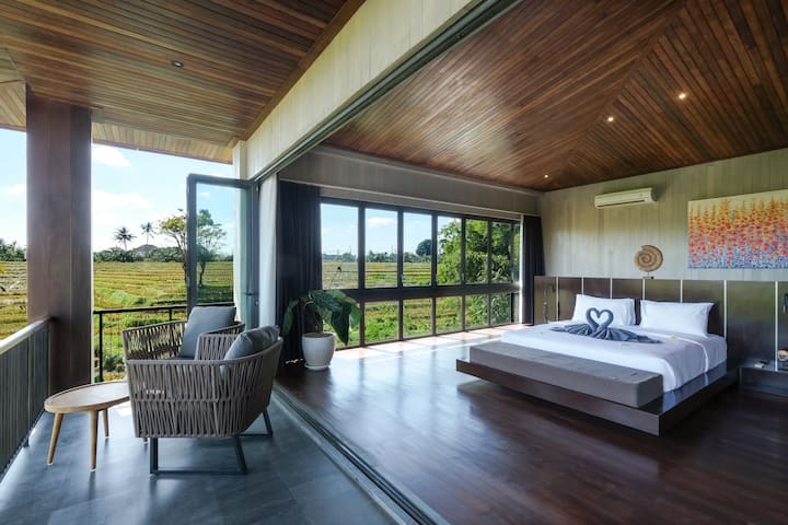 Bračni krevet (180x200), radni prostor, kupaonica i privatni balkon 