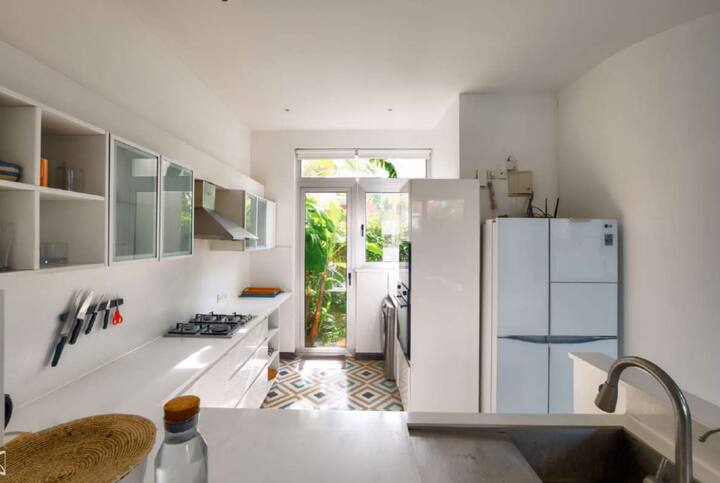 Full kitchen image 1