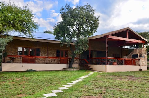 Family Centric Lodge with huge pool and lapa