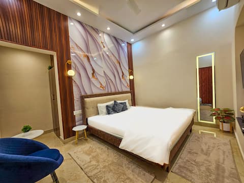 Luxury Stay Near Temples & Ghats in City Center
