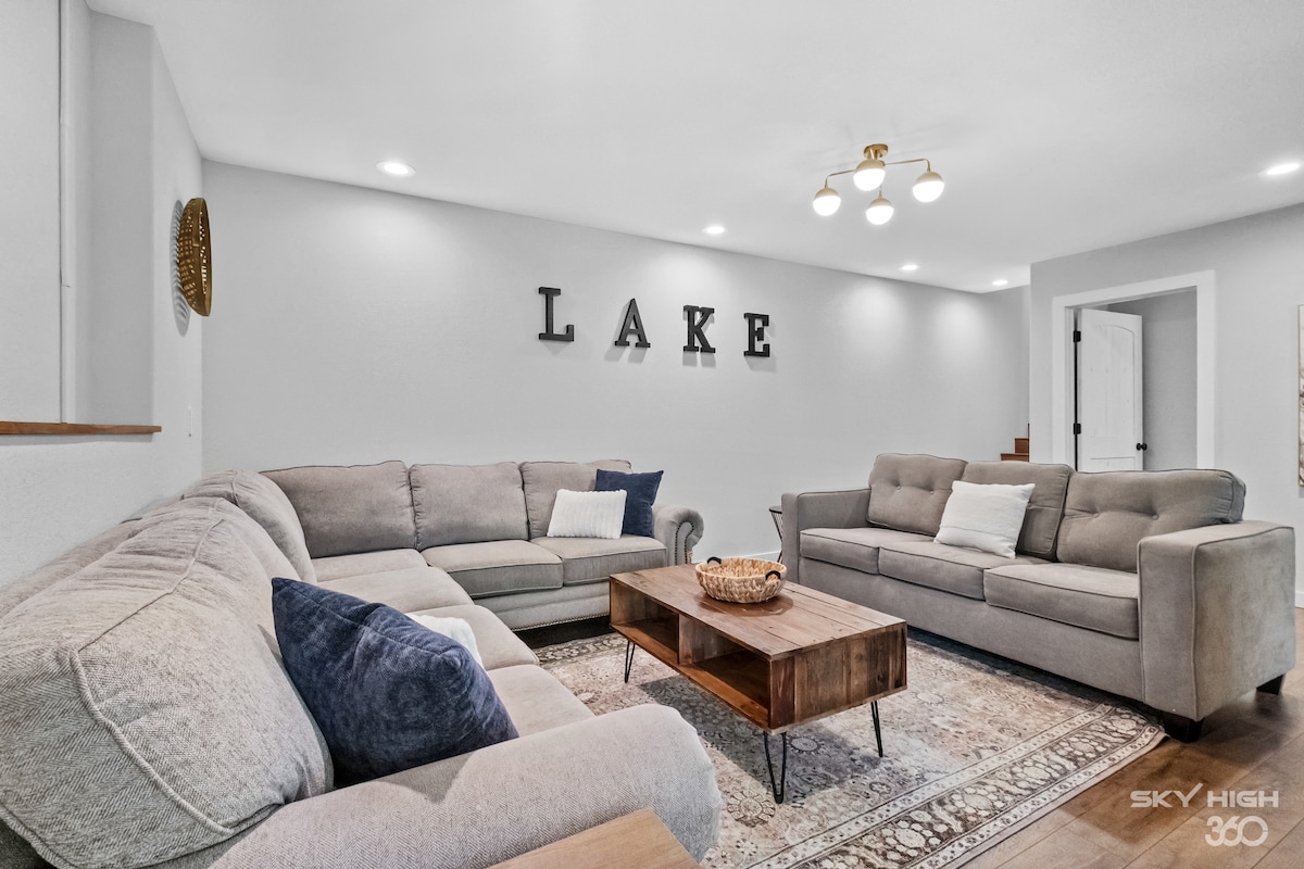 Sala familiar en la planta baja con gran sofá seccional y sofá cama queen.