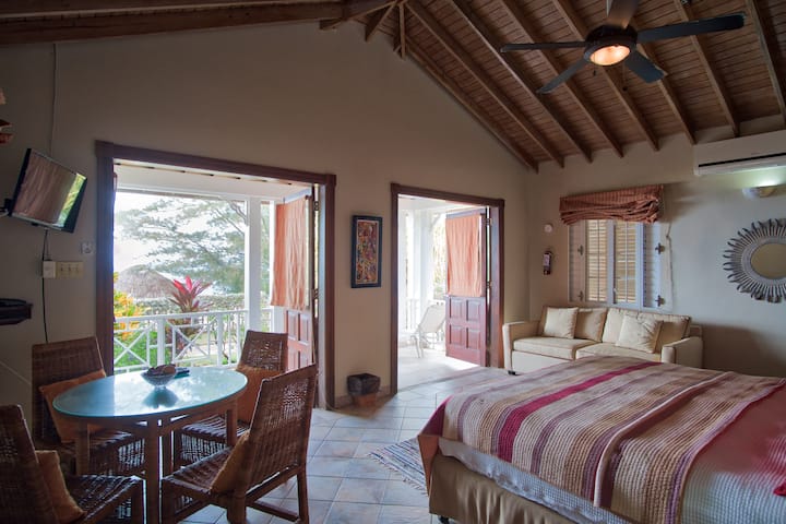 Pool house king bedroom