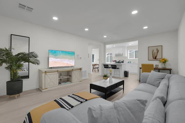Modern Family Escape Near Disneyland & Hospital - Whittier, CA
