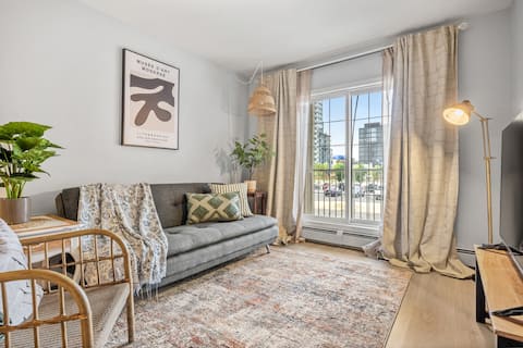 Popular Airbnb listing: 2bed 2bath w/AC, udgr parking (2nd floor unit) in Downtown East Village