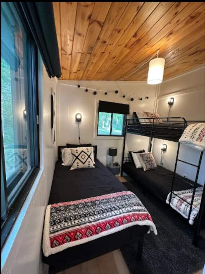 Každé dieťa alebo dospelý si zamiluje túto zábavnú izbu s oddelenými posteľami a poschodovou posteľou.