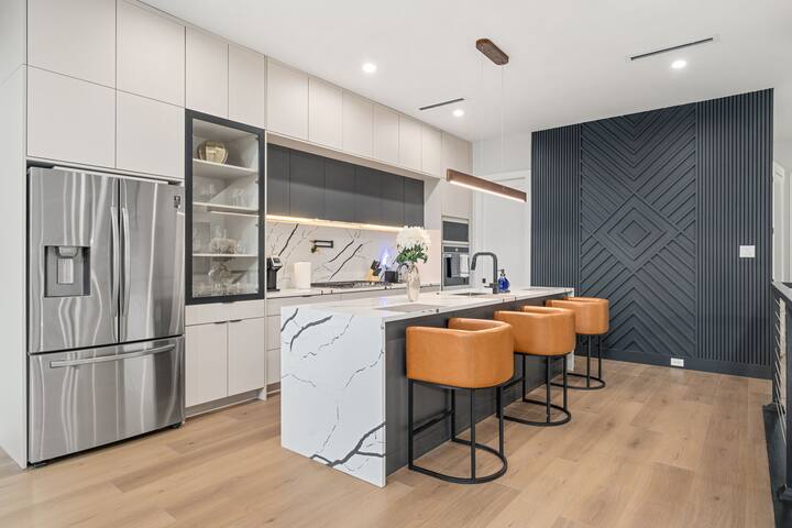 Luxurious Newly Built 5 BR 6 Bath Home w/ Rooftop gallery image 2