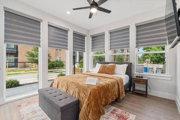 Luxurious Newly Built 5 BR 6 Bath Home w/ Rooftop gallery image 4