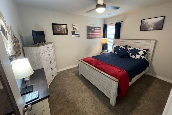 Chumba cha 2 cha kulala kitanda 1 cha ukubwa wa malkia! Kabati la kujipambia, kinara cha kulala, taa 2, meza ya kuingia, Televisheni 1 mahiri, Feni ya Dari taa, Kabati Kubwa. 
