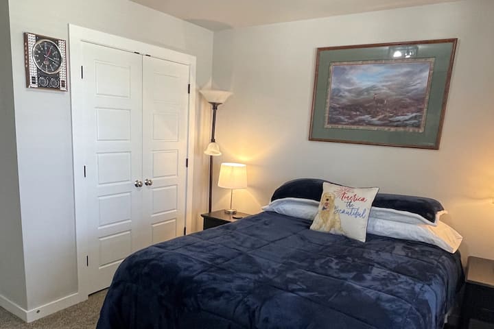 Kitanda aina ya Queen, televisheni na stendi ya usiku 2 na Dresser