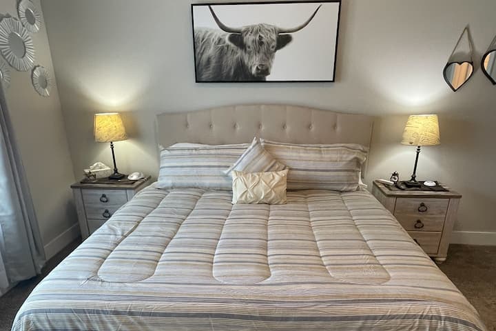 Starehe sana - King Size Master bedroom, 1 king bed, full dresser, 2 nightstands, 2 lights, 2 bed stools and lovely 