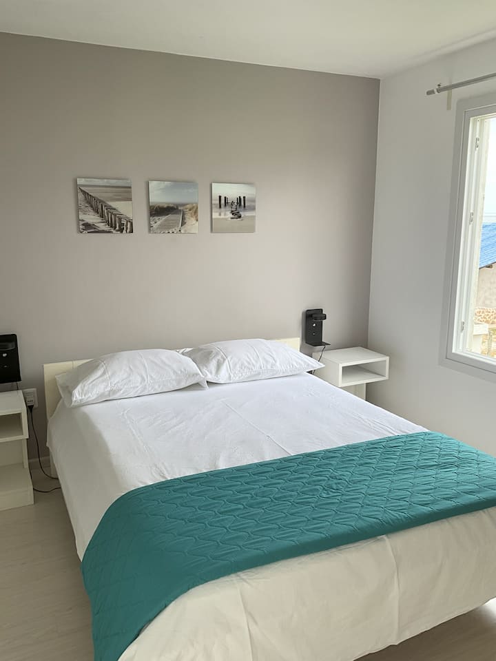 Master bedroom (double bed, beach view); first floor