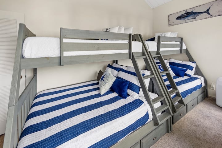 חדר שינה למעלה - שני זוגות, שני תאומים - מיטת קומתיים