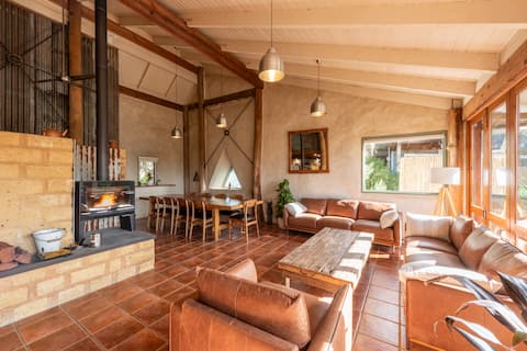 Stunning Leura Home and Studio with Spa in Leura