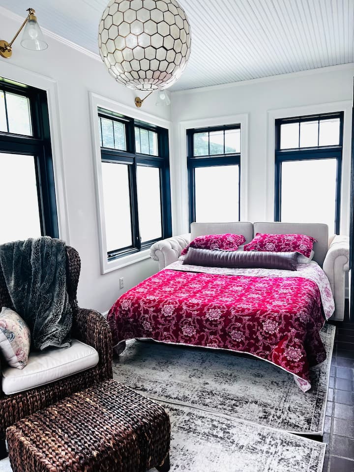 一楼客房配有双人折叠床和隐私窗帘。