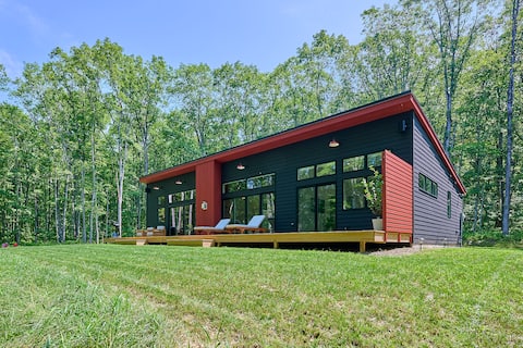 Modern Escape, 3-Bed, 10+ Acres Retreat w/ Hot Tub