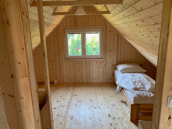 Upstair bedroom, room above kitchen / Upper bedroom, room above the kitchen