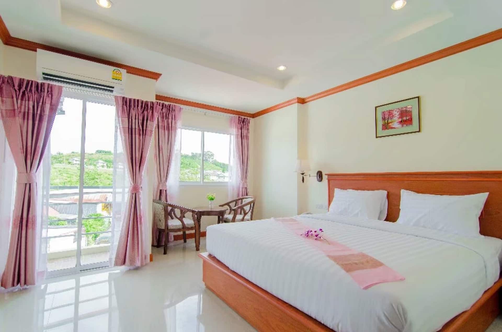 Superior King Room 高级大床房 (room building)
