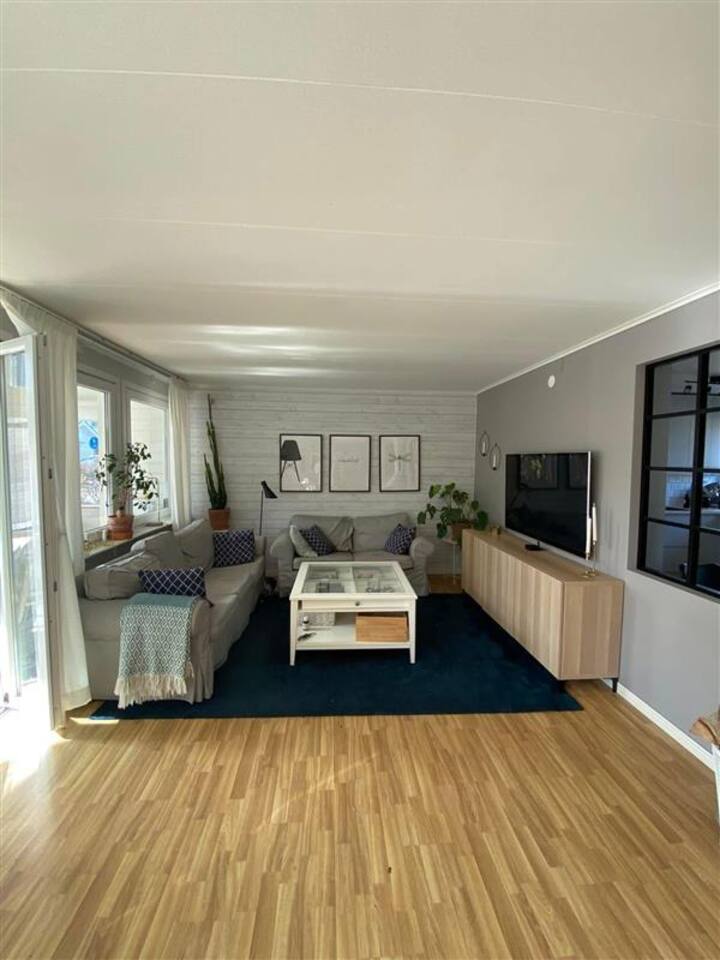 Bekväm Och Familjevänlig Villa Med Pool. - Örebro