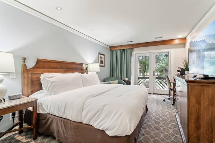 Пространа спална соба со брачен кревет (широк 150-179 см), оваа спална соба има приватен балкон