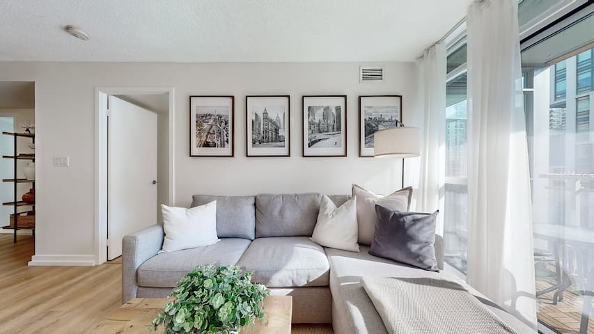 Stylish 2BR King Bed |TO | Rogers Centre + Parking