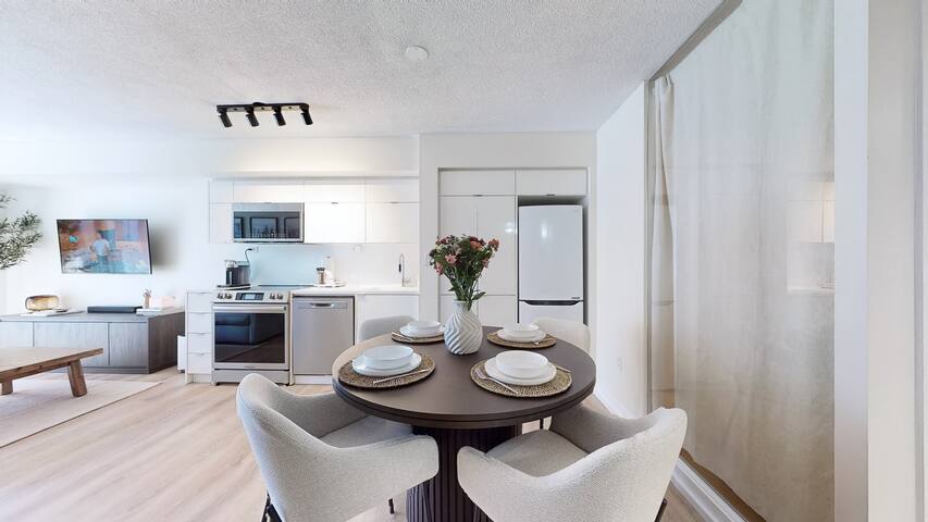 Stylish 2BR King Bed |TO | Rogers Centre + Parking gallery image 2