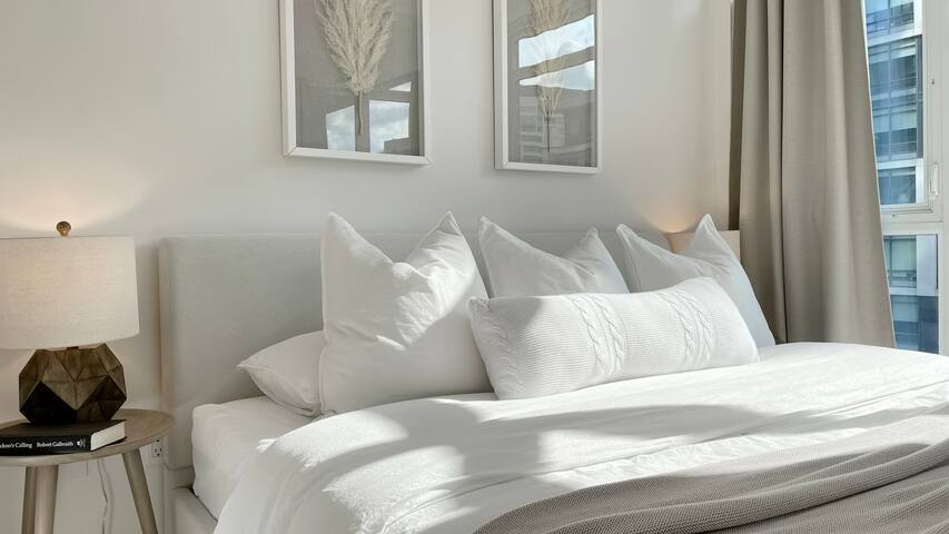 Stylish 2BR King Bed |TO | Rogers Centre + Parking gallery image 5