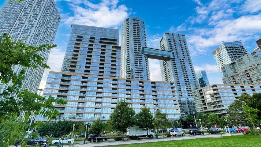 Stylish 2BR King Bed |TO | Rogers Centre + Parking gallery image 4