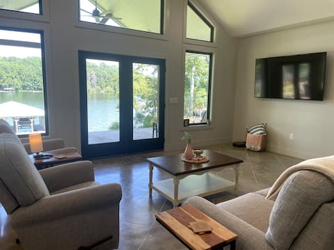 Peaceful Lakefront Oasis