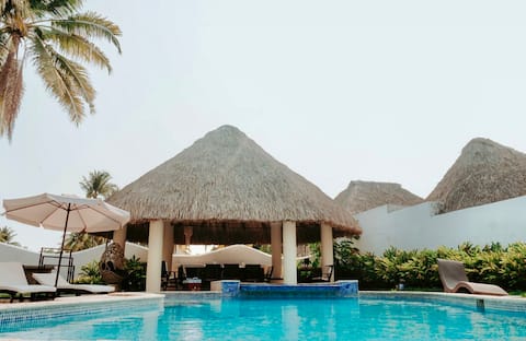 Tropical Villa Full A/C Private Beach Jacuzzy Pool