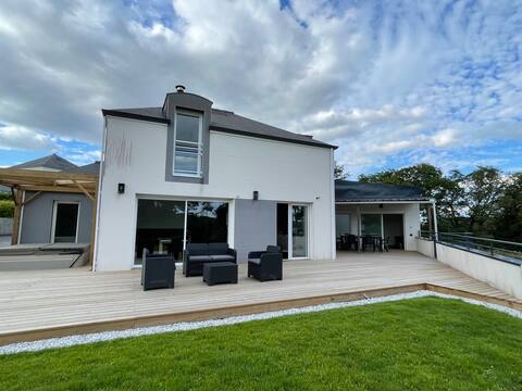 House with Jacuzzi and game room