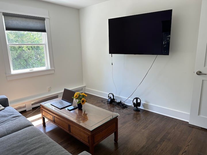 Oficina y sala de televisión: también pueden servir como otro dormitorio.  El sofá se convierte en cama tamaño queen (sábanas incluidas).  