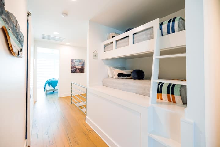 ИМАЈТЕ предвид дека креветите на спрат се помеѓу двете спални соби на 4-тиот кат, а не во посебна соба. Децата ги обожаваат! 